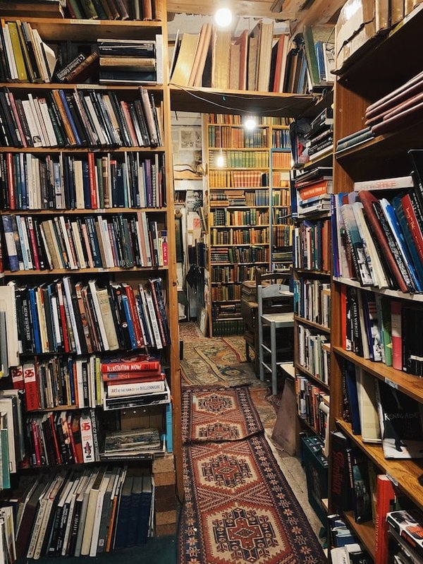 Comment créer un coin lecture dans un grenier aménagé?